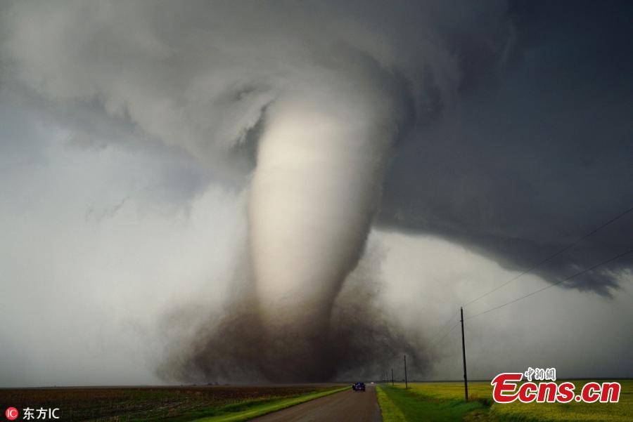Images taken by tornado hunter Greg Johnson, 48, show the most dramatic moments in the 2013 tornado El Reno in Oklahoma, the largest ever recorded on earth, which killed storm chaser Samaras, his son Paul as well as National Geographic’s Carl Young. “The tornado was a few hundred meters wide and grew to be 4.2 kilometers wide in less than five minutes,” said Johnson. (Photo/IC)