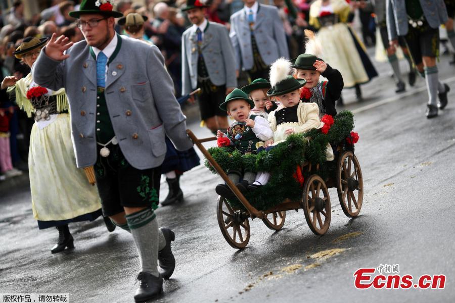 Participants from the Oktoberfest parade are seen during Oktoberfest in Munich, Germany. Thousands of visitors, many of them dressed in traditional lederhosen or dirndl corseted dresses, descended on Munich on Saturday for the start of the annual Oktoberfest, the world’s largest beer festival. Oktoberfest is the world\'s largest beer celebration and typically draws over six million visitors over its three-week run. Oktoberfest includes massive beer tents, each run by a different Bavarian brewer, as well as amusement rides and activities. (Photo/Agencies)