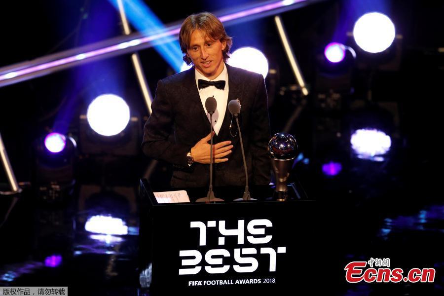 Real Madrid and Croatia midfielder Luka Modric after winning the trophy for the Best Fifa Men’s Player of 2018 award in London. (Photo/Agencies)
Luka Modric made it three major awards in a row when he was named as the FIFA Best Player of the Year at a ceremony held in London on Monday evening. This is the third major individual award won by the 32-year-old Croatian midfielder in the last twelve weeks. Modric was the recipient of the Golden Ball awarded to the most outstanding player at the 2018 World Cup in Russia. He was then named the UEFA Champions League Player of the Year in August.