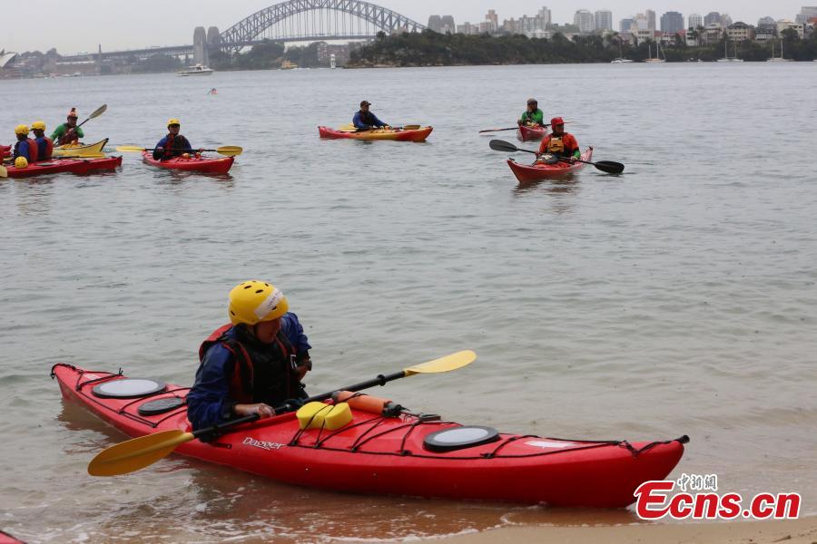 Servicewomen from China and Australia during a joint military training exercise called  Exercise Pandaroo 2018 in Sydney, Australia, Sept. 26, 2018. Ten members from each of the two countries\' armies participated in the training. (Photo: China News Service/Tao Shelan)