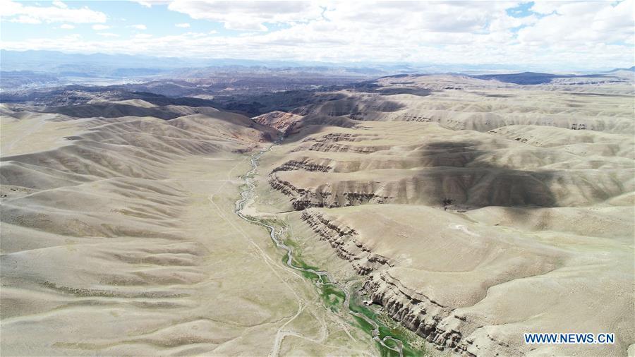 Aerial photo taken on Sept. 10, 2018 shows a stream in valleys of Ngari, southwest China\'s Tibet Autonomous Region. The Ngari area has an average altitude of over 4,000 meters above sea level. (Xinhua/Purbu Zhaxi)