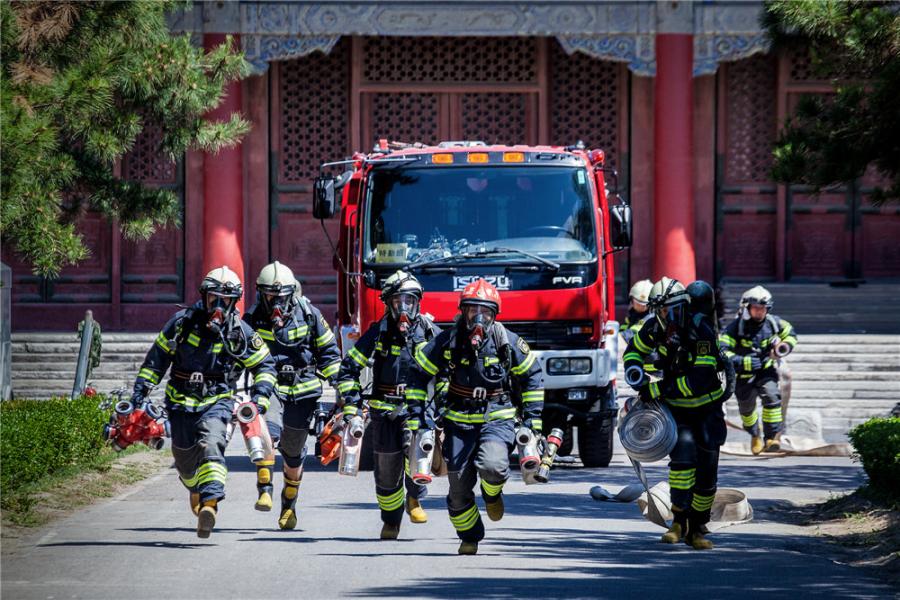 Drills are staged frequently at the Palace Museum in Beijing, where a team is stationed by the east gate to keep watch for fire in turn 24 hours a day. (Photo/CHINA DAILY)

50-strong prevention team keeps close watch on landmark

They are likely to go unnoticed by the multitude of visitors who pass the Donghuamen, or East Prosperity Gate, at Beijing\'s Palace Museum, also known as the Forbidden City.

A force of about 50 firefighters stationed in a courtyard by the east gate of the former imperial palace keeps watch around the clock for what is probably the biggest potential enemy of the world\'s largest wooden architectural complex: fire.

Du Yandong, 28, who leads a unit in the Tiananmen Fire Squadron, has lived in the Forbidden City for eight years.

On Sept. 3, he read that the 200-year-old National Museum of Brazil in Rio de Janeiro had been gutted by fire. More than 90 percent of the 20 million artifacts collected by one of the largest natural history and anthropology museums in the Americas was destroyed.

\