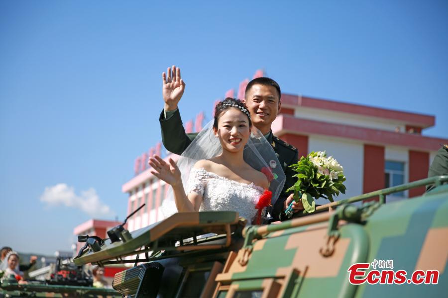 PLA Army soldiers take part in a group wedding ceremony on Sept. 27, 2018. Forty-eight pairs of couples had their wedding ceremony delayed due to a military mission. (Photo: China News Service/Liu Yishan)