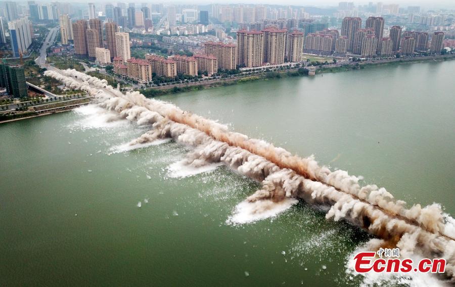 An old bridge is demolished in a controlled explosion in Ji’an City, East China’s Jiangxi Province, Sept. 28, 2018. The bridge, 1,577 meters long and 19.5 meters wide, fell into disrepair after heavy traffic amid rapid economic growth. (Photo: China News Service/Hong Yi)