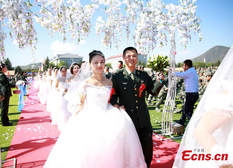 PLA Army soldiers take part in a group wedding ceremony on Sept. 27, 2018. Forty-eight pairs of couples had their wedding ceremony delayed due to a military mission. (Photo: China News Service/Liu Yishan)