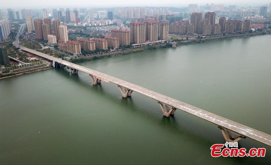An old bridge before a controlled explosion in Ji’an City, East China’s Jiangxi Province, Sept. 28, 2018. The bridge, 1,577 meters long and 19.5 meters wide, fell into disrepair after heavy traffic amid rapid economic growth. (Photo: China News Service/Hong Yi)