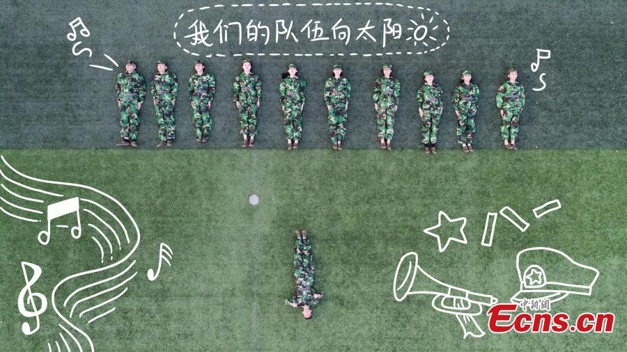 Drone photos show freshmen students of Fujian Normal University posing to form different patterns to mark their military training experience in Fuzhou City, East China’s Fujian Province. A total of 128 students lied on the ground or stood up to form numbers, Chinese characters and images in the creation. (Photo: China News Service/Chen Kekan)