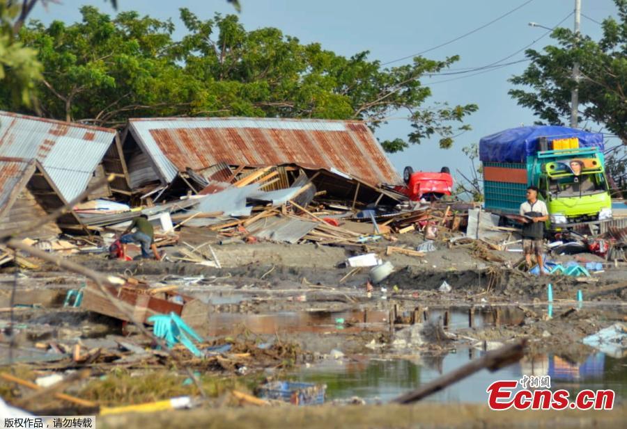 A man stands amid the damage caused by a tsunami in Palu, Central Sulawesi, Indonesia, Saturday, Sept. 29, 2018. A powerful earthquake rocked the Indonesian island of Sulawesi on Friday, triggering a tsunami that an official said swept away houses in at least two cities.(Photo/Agencies)