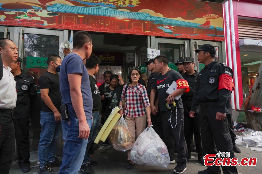 Customers purchase goods during a clearance sale at the Guanyuan Wholesale Market in Xicheng District, Beijing, Sept. 28, 2018. The market, opened in 1998, was shut down permanently on Friday as the capital continues efforts to remove non-capital functions and solve \