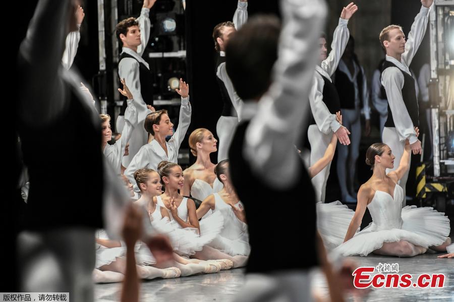 Dancers get ready on September 27, 2018 prior to the opening of the annual gala at the Opera Garnier in Paris. Laughter, rest, tenderness: a relaxed atmosphere reigns behind the scenes of the Opéra Garnier a few minutes before the traditional parade of the Paris Opera Ballet at the Palais Garnier on September 27, 2018. This carefree moment contrasts with the iron discipline of this unique performance in the world of dance. Every year, it brings together the 154 ballet dancers and dozens of \'little rats of the Opera\' (students of the dance school) in a sumptuous performance, on the music of the \'March\' of the Trojans, an opera by Berlioz. (Photo/Agencies)
