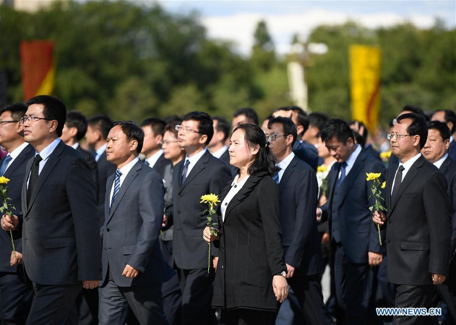 A ceremony to pay tribute and lay floral baskets to the Monument to the People\'s Heroes is held at Tian\'anmen Square in Beijing, capital of China, Sept. 30, 2018, on the occasion of the Martyrs\' Day. (Xinhua/Shen Hong)
