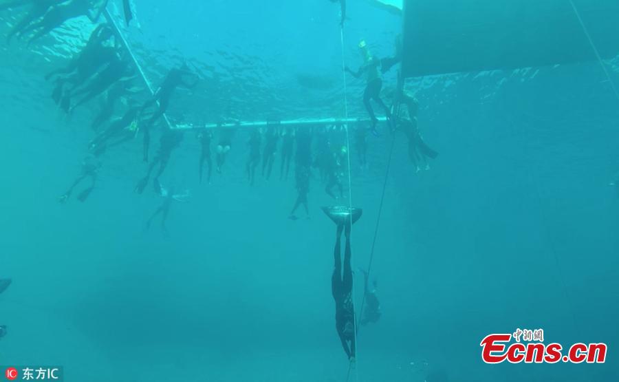 This is the incredible moment a woman breaks a world record by swimming more than 107 meters  in a free dive. Alessia Zecchini, from Rome, Italy, held her breath for more than three and a half minutes as she swam almost the length of a football field. (Photo/IC)