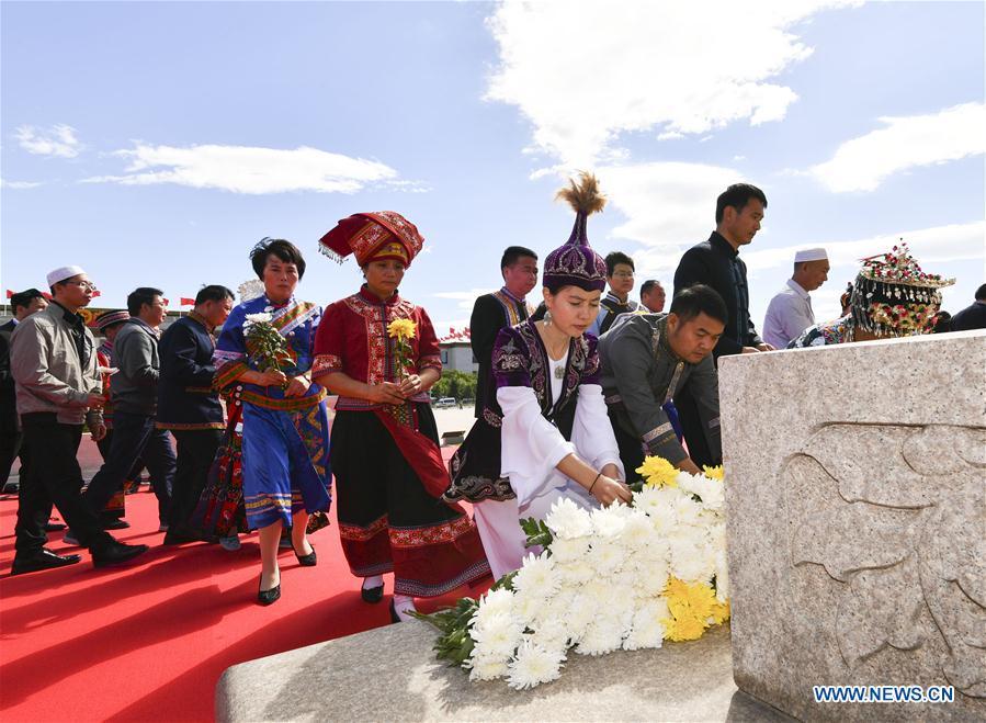 A ceremony to pay tribute and lay floral baskets to the Monument to the People\'s Heroes is held at Tian\'anmen Square in Beijing, capital of China, Sept. 30, 2018, on the occasion of the Martyrs\' Day. (Xinhua/Yin Bogu)