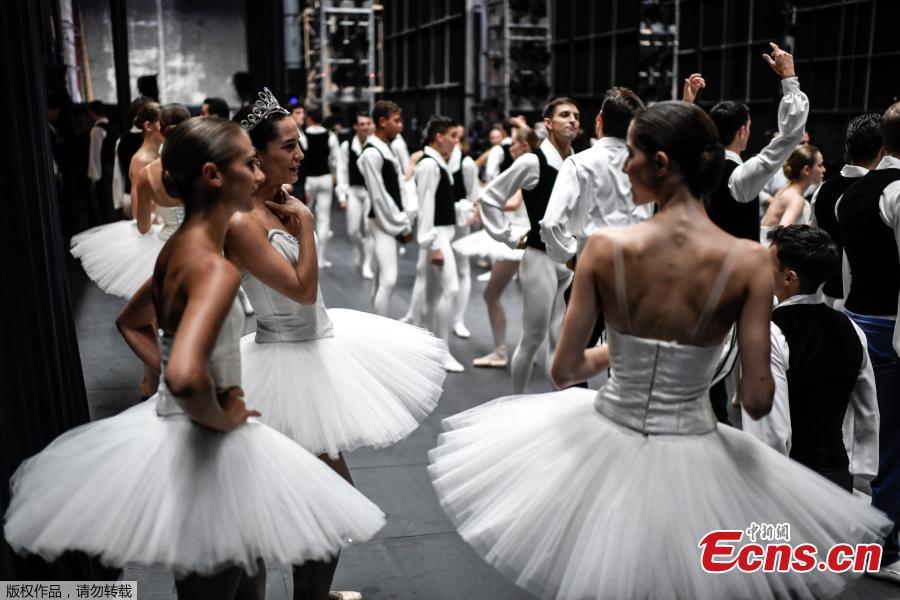 Dancers get ready on September 27, 2018 prior to the opening of the annual gala at the Opera Garnier in Paris. Laughter, rest, tenderness: a relaxed atmosphere reigns behind the scenes of the Opéra Garnier a few minutes before the traditional parade of the Paris Opera Ballet at the Palais Garnier on September 27, 2018. This carefree moment contrasts with the iron discipline of this unique performance in the world of dance. Every year, it brings together the 154 ballet dancers and dozens of \'little rats of the Opera\' (students of the dance school) in a sumptuous performance, on the music of the \'March\' of the Trojans, an opera by Berlioz. (Photo/Agencies)