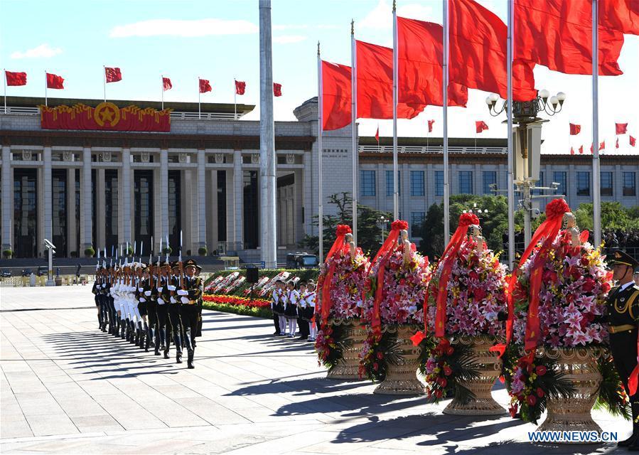 A ceremony to pay tribute and lay floral baskets to the Monument to the People\'s Heroes is held at Tian\'anmen Square in Beijing, capital of China, Sept. 30, 2018, on the occasion of the Martyrs\' Day. (Xinhua/Rao Aimin)