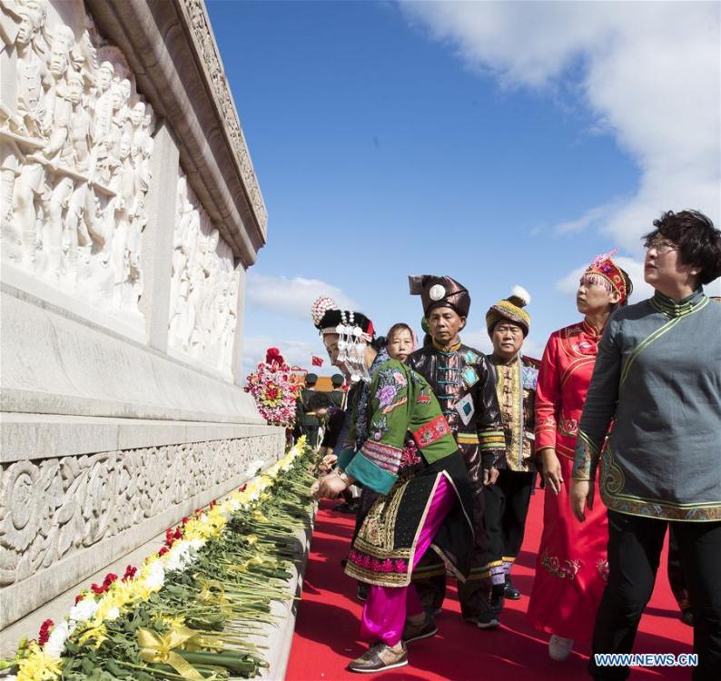 A ceremony to pay tribute and lay floral baskets to the Monument to the People\'s Heroes is held at Tian\'anmen Square in Beijing, capital of China, Sept. 30, 2018, on the occasion of the Martyrs\' Day. (Xinhua/Huang Jingwen)