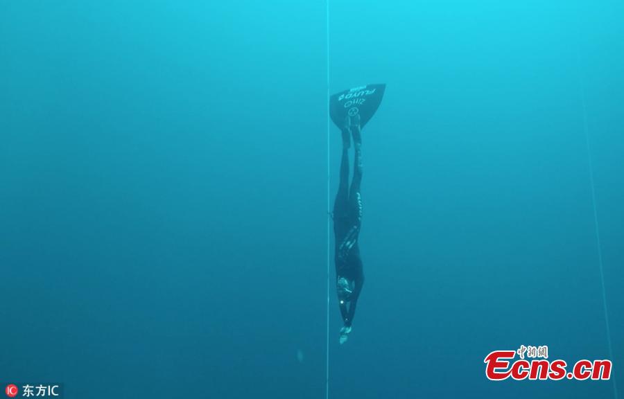 This is the incredible moment a woman breaks a world record by swimming more than 107 meters  in a free dive. Alessia Zecchini, from Rome, Italy, held her breath for more than three and a half minutes as she swam almost the length of a football field. (Photo/IC)