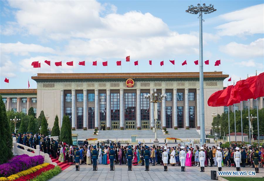 A ceremony to pay tribute and lay floral baskets to the Monument to the People\'s Heroes is held at Tiananmen Square in Beijing, capital of China, Sept. 30, 2018, on the occasion of the Martyrs\' Day. (Xinhua/Zhai Jianlan)