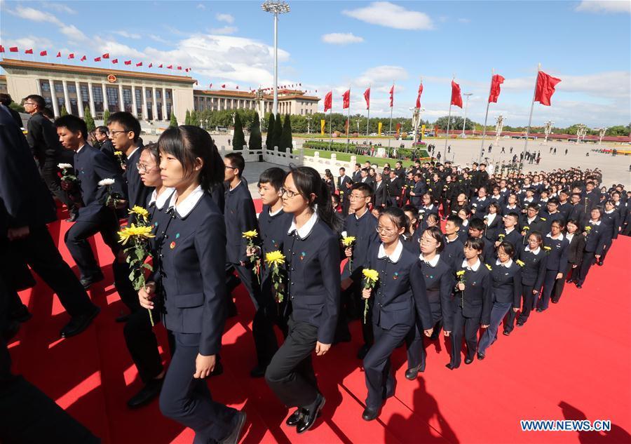 A ceremony to pay tribute and lay floral baskets to the Monument to the People\'s Heroes is held at Tian\'anmen Square in Beijing, capital of China, Sept. 30, 2018, on the occasion of the Martyrs\' Day. (Xinhua/Ju Peng)