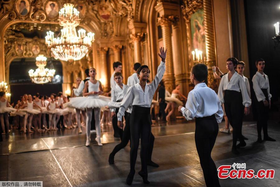 Dancers get ready on September 27, 2018 prior to the opening of the annual gala at the Opera Garnier in Paris. Laughter, rest, tenderness: a relaxed atmosphere reigns behind the scenes of the Opéra Garnier a few minutes before the traditional parade of the Paris Opera Ballet at the Palais Garnier on September 27, 2018. This carefree moment contrasts with the iron discipline of this unique performance in the world of dance. Every year, it brings together the 154 ballet dancers and dozens of \'little rats of the Opera\' (students of the dance school) in a sumptuous performance, on the music of the \'March\' of the Trojans, an opera by Berlioz. (Photo/Agencies)