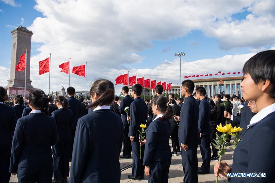 A ceremony to pay tribute and lay floral baskets to the Monument to the People\'s Heroes is held at Tiananmen Square in Beijing, capital of China, Sept. 30, 2018, on the occasion of the Martyrs\' Day. (Xinhua/Zhai Jianlan)