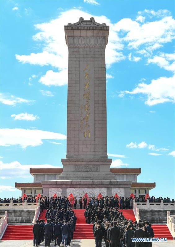 A ceremony to pay tribute and lay floral baskets to the Monument to the People\'s Heroes is held at Tiananmen Square in Beijing, capital of China, Sept. 30, 2018, on the occasion of the Martyrs\' Day. (Xinhua/Shen Hong)