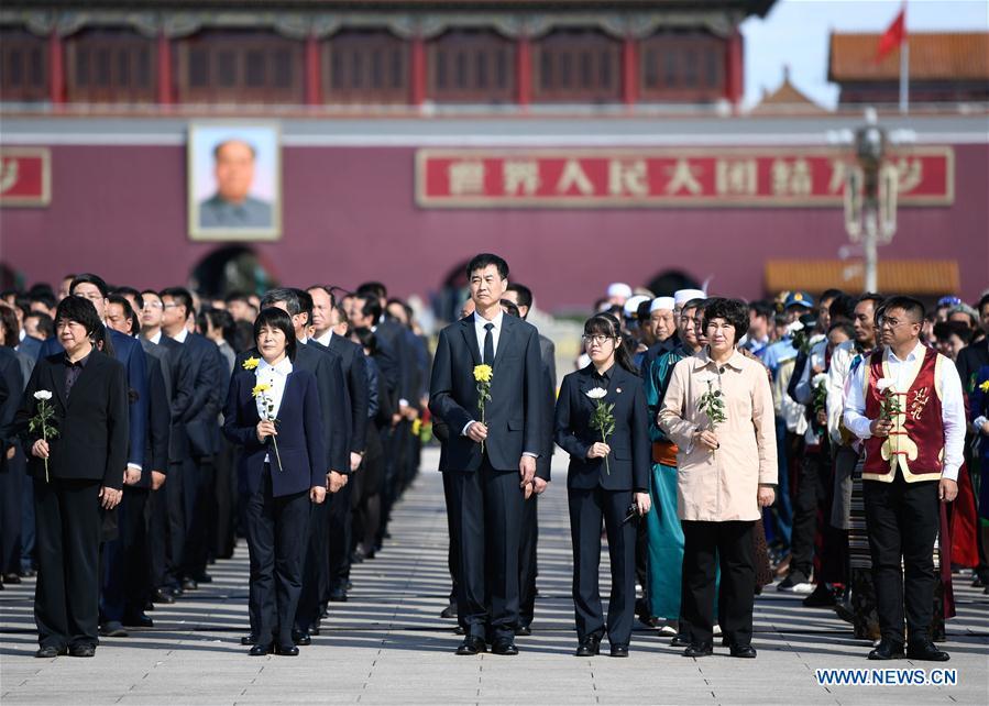A ceremony to pay tribute and lay floral baskets to the Monument to the People\'s Heroes is held at Tian\'anmen Square in Beijing, capital of China, Sept. 30, 2018, on the occasion of the Martyrs\' Day. (Xinhua/Shen Hong)