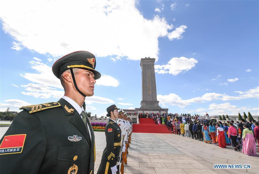 A ceremony to pay tribute and lay floral baskets to the Monument to the People\'s Heroes is held at Tian\'anmen Square in Beijing, capital of China, Sept. 30, 2018, on the occasion of the Martyrs\' Day. (Xinhua/Shen Hong)