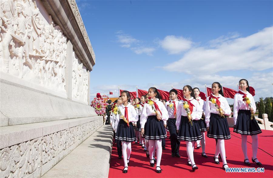 A ceremony to pay tribute and lay floral baskets to the Monument to the People\'s Heroes is held at Tian\'anmen Square in Beijing, capital of China, Sept. 30, 2018, on the occasion of the Martyrs\' Day. (Xinhua/Huang Jingwen)