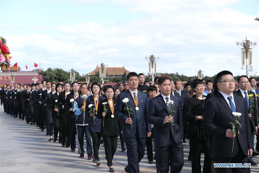 A ceremony to pay tribute and lay floral baskets to the Monument to the People\'s Heroes is held at Tian\'anmen Square in Beijing, capital of China, Sept. 30, 2018, on the occasion of the Martyrs\' Day. (Xinhua/Ju Peng)