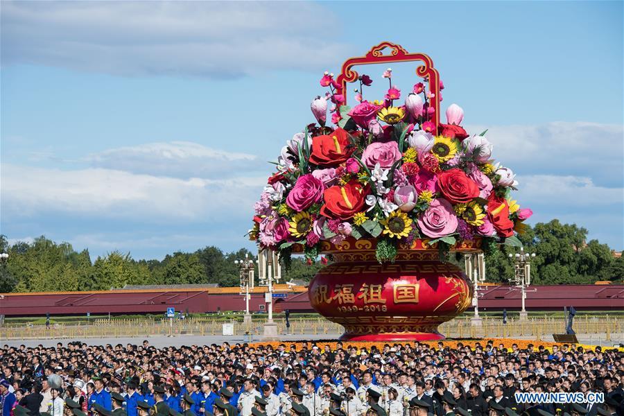 A ceremony to pay tribute and lay floral baskets to the Monument to the People\'s Heroes is held at Tiananmen Square in Beijing, capital of China, Sept. 30, 2018, on the occasion of the Martyrs\' Day. (Xinhua/Zhai Jianlan)