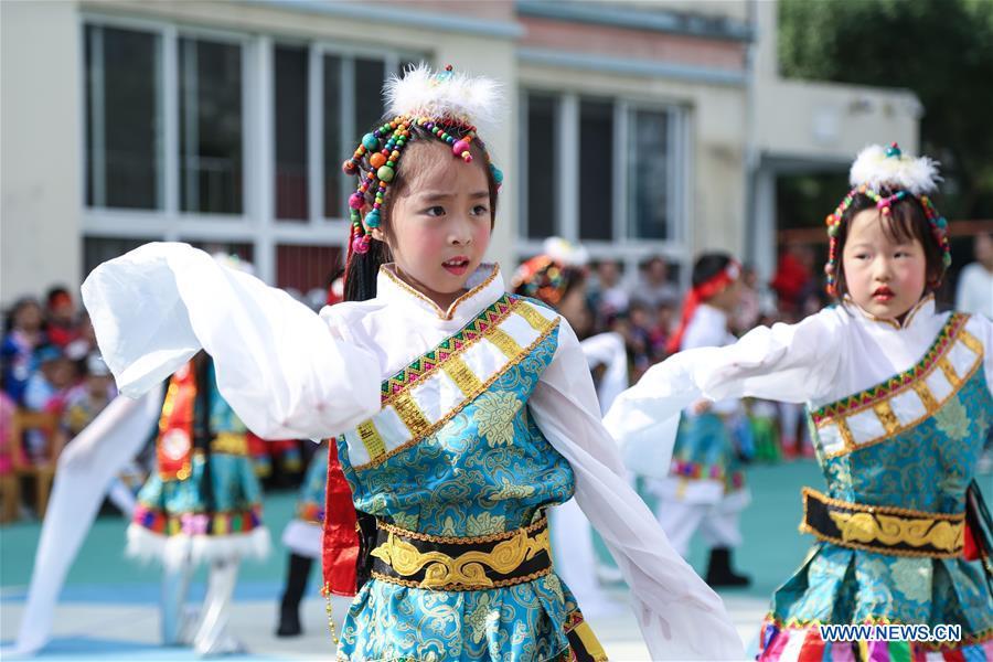 Kids dressed in ethnic minority costumes perform to greet China\'s National Day in Changxing County of east China\'s Zhejiang Province, Sept. 30, 2018. China\'s National Day falls on Oct. 1. (Xinhua/Xu Yu)
