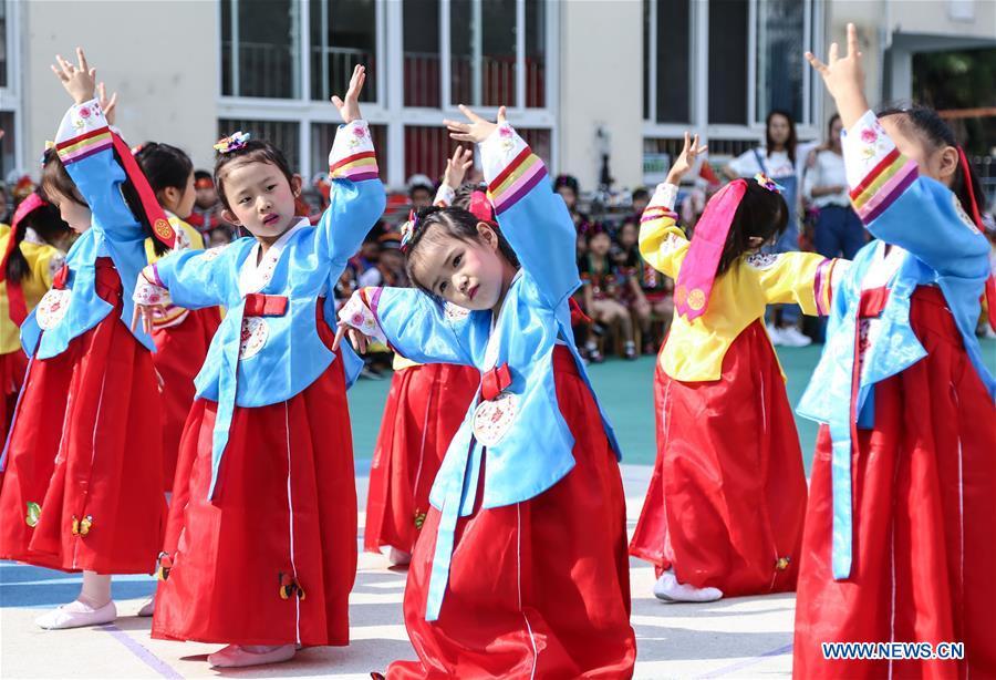 Kids dressed in ethnic minority costumes perform to greet China\'s National Day in Changxing County of east China\'s Zhejiang Province, Sept. 30, 2018. China\'s National Day falls on Oct. 1. (Xinhua/Xu Yu)