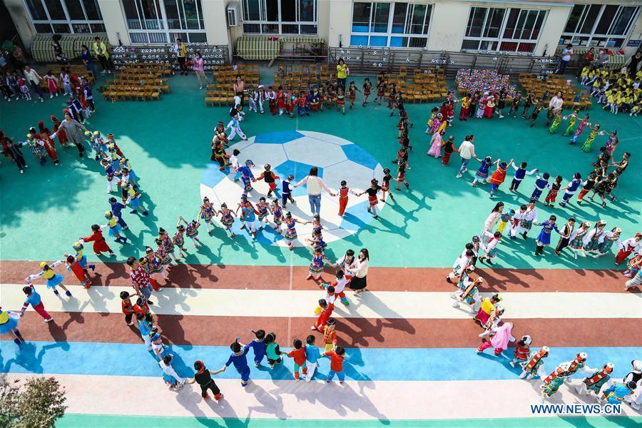 Kids dressed in ethnic minority costumes perform to greet China\'s National Day in Changxing County of east China\'s Zhejiang Province, Sept. 30, 2018. China\'s National Day falls on Oct. 1. (Xinhua/Xu Yu)