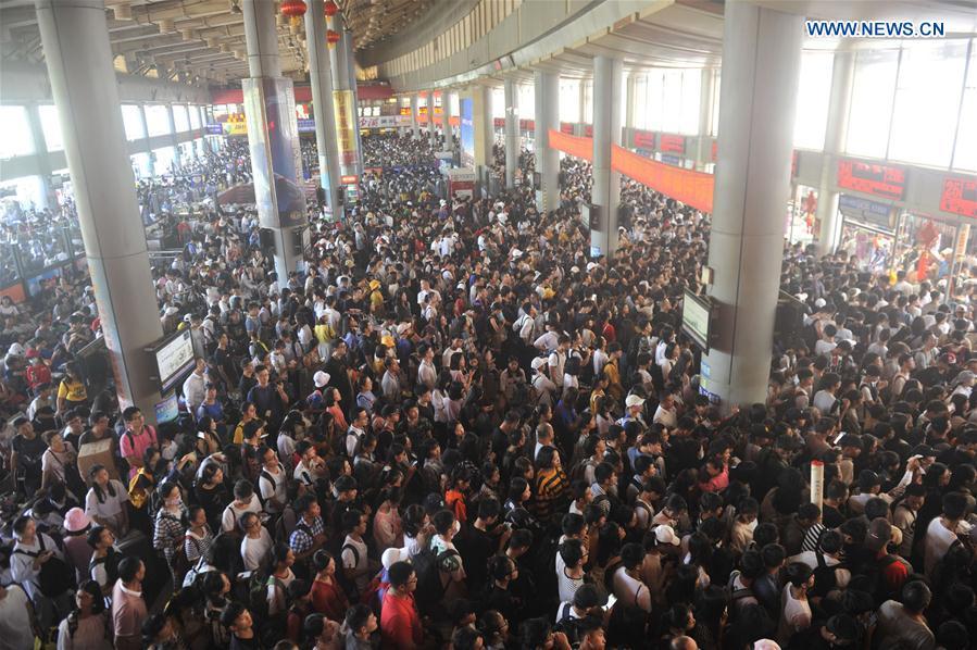 Passengers queue to get on coaches at Langdong Long-distance Bus Station in Nanning, capital of southwest China\'s Guangxi Zhuang Autonomous Region, Oct. 1, 2018. The country witnesses a travel rush as people embark on trips for seven-day National Day holiday, which lasts from Oct. 1 to 7. (Xinhua/Yu Xiangquan)