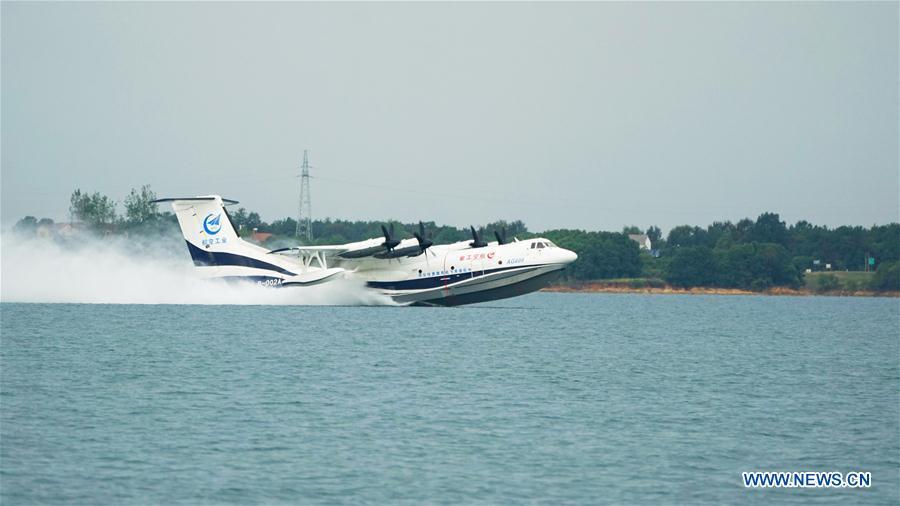 Photo taken on Oct. 1, 2018 shows the AG600, China\'s independently-developed large amphibious aircraft, under high-speed taxiing test on water in Jingmen, central China\'s Hubei Province. The AG600 has successfully completed the high-speed taxiing test on water Monday. (Xinhua/Photo provided by Aviation Industry Corporation of China, Ltd.)