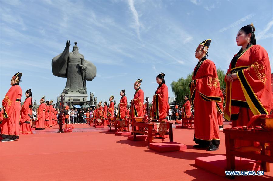 Newlyweds dressed in Han-style costumes take part in a group wedding ceremony at a square in Xi\'an, northwest China\'s Shaanxi Province, Oct. 1, 2018. A total of 30 pairs of newlyweds attended the wedding on Monday. (Xinhua/Liu Xiao)