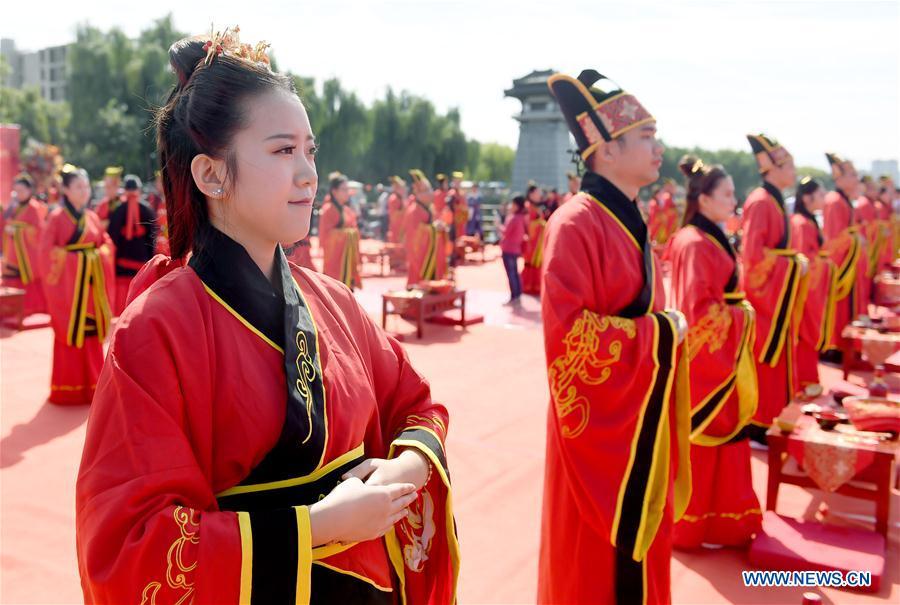 Newlyweds dressed in Han-style costumes take part in a group wedding ceremony at a square in Xi\'an, northwest China\'s Shaanxi Province, Oct. 1, 2018. A total of 30 pairs of newlyweds attended the wedding on Monday. (Xinhua/Liu Xiao)