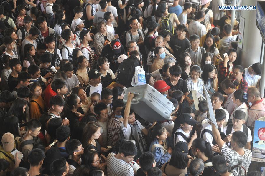 Passengers queue to get on coaches at Langdong Long-distance Bus Station in Nanning, capital of southwest China\'s Guangxi Zhuang Autonomous Region, Oct. 1, 2018. The country witnesses a travel rush as people embark on trips for seven-day National Day holiday, which lasts from Oct. 1 to 7. (Xinhua/Yu Xiangquan)