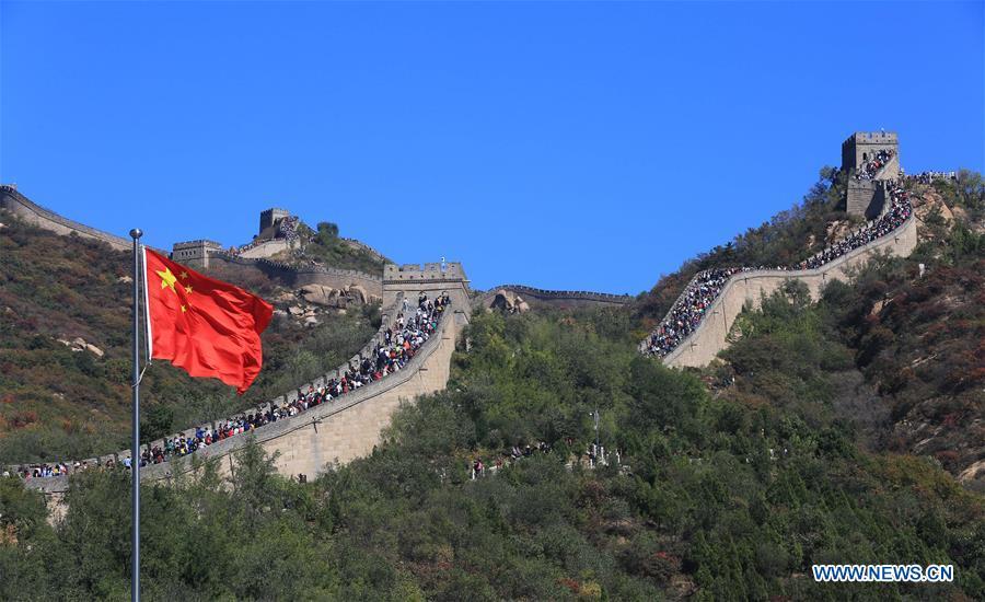Tourists visit the Badaling Great Wall in Beijing, capital of China, Oct. 2, 2018. Scenic spots across the country witnessed a peak of tourists on Tuesday. (Xinhua/Wang Zhongsheng)