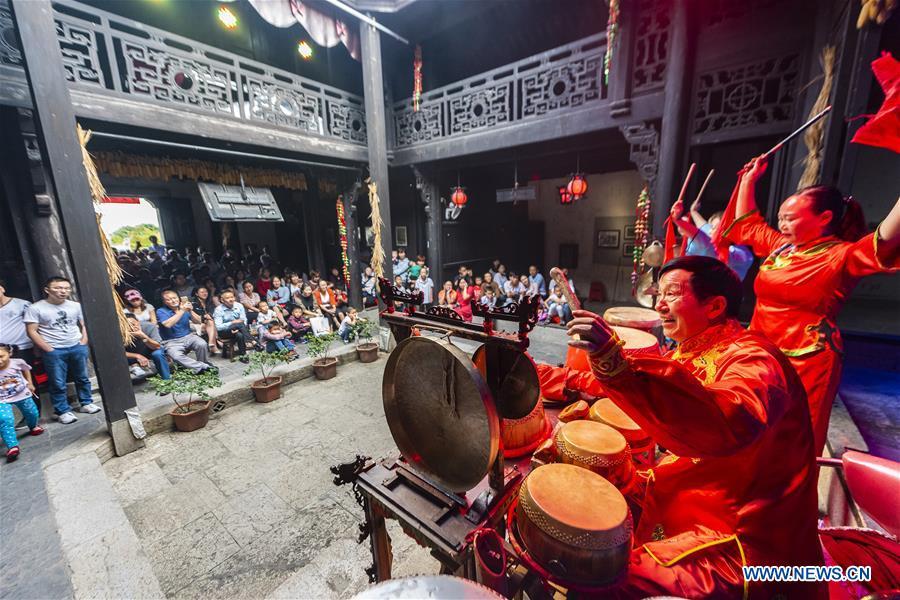 Actors play folk music at a scenic spot in Zigui County, central China\'s Hubei Province, Oct. 2, 2018, the second day of the week-long National Day holiday. (Xinhua/Zheng Jiayu)