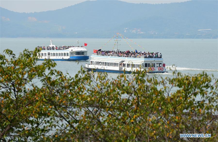 Tourists visit Yuantouzhu scenic spot of the Taihu Lake in Wuxi, east China\'s Jiangsu Province, Oct. 2, 2018. Scenic spots across the country witnessed a peak of tourists on Tuesday. (Xinhua/Huan Yueliang)