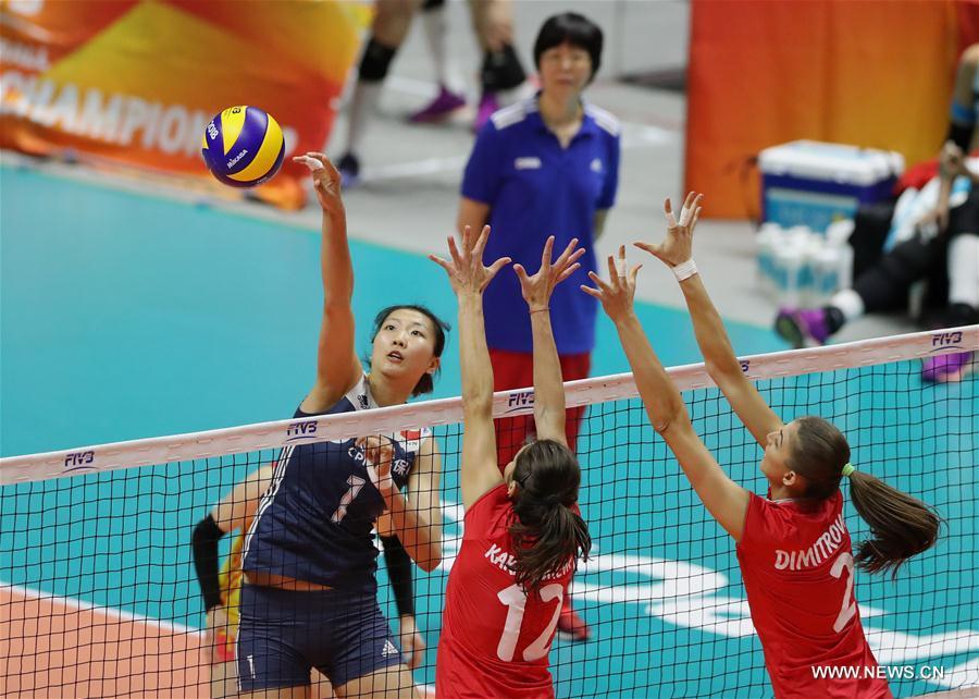Yuan Xinyue (L) of China spikes the ball during the Pool B match against Bulgaria at the 2018 Volleyball Women\'s World Championship in Sapporo, Japan, Oct. 3, 2018. China won 3-1. (Xinhua/Du Xiaoyi)