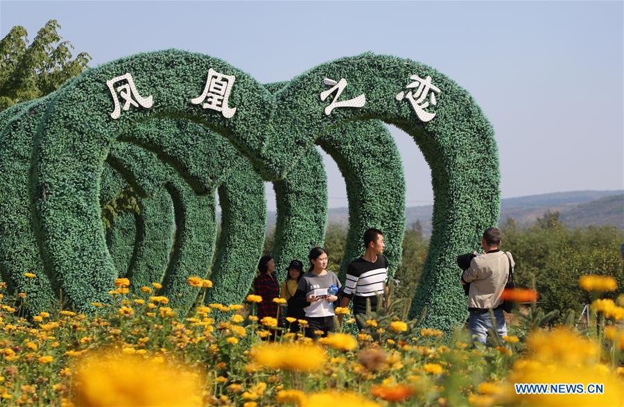 Tourists visit a scenic spot in Jingchuan County of Pingliang, northwest China\'s Gansu Province, Oct. 3, 2018, the third day of the week-long National Day holiday. (Xinhua/Wu Xihui)