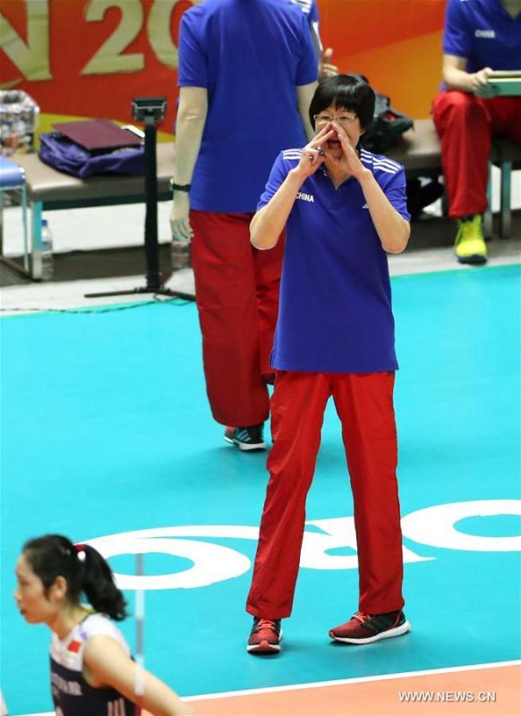 Lang Ping, coach of China, gives instructions during the Pool B match against Bulgaria at the 2018 Volleyball Women\'s World Championship in Sapporo, Japan, Oct. 3, 2018. China won 3-1. (Xinhua/Du Xiaoyi)