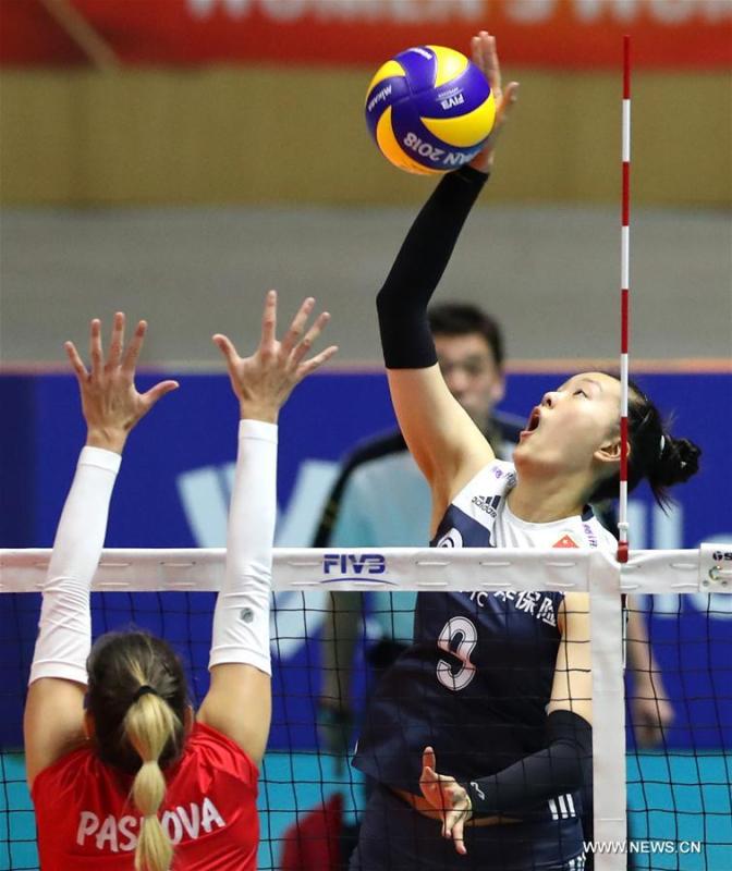 Zhang Changning (Top) of China spikes the ball during the Pool B match against Bulgaria at the 2018 Volleyball Women\'s World Championship in Sapporo, Japan, Oct. 3, 2018. China won 3-1. (Xinhua/Du Xiaoyi)