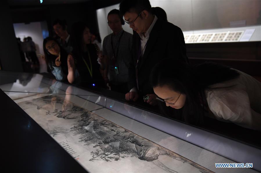 Journalists view a painting at the palace museum in Taipei, southeast China\'s Taiwan, Oct. 3, 2018. The museum will hold an exhibition under the title of \