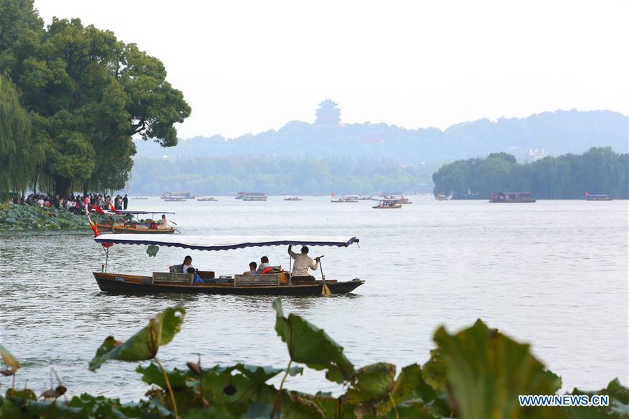 Tourists visit the West Lake scenic area in Hangzhou, capital of east China\'s Zhejiang Province, Oct. 3, 2018, the third day of the week-long National Day holiday. (Xinhua/Zhuang Yingchang)