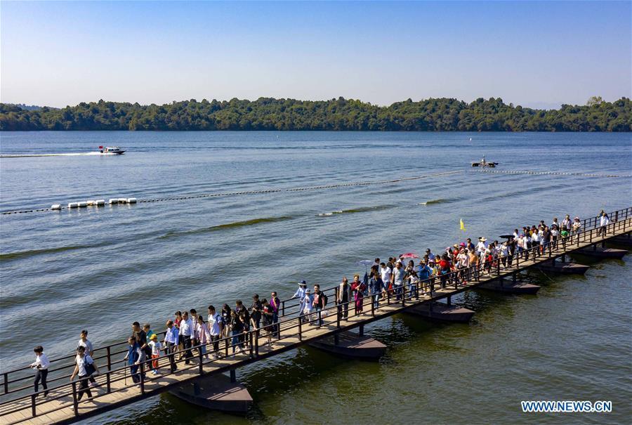 Aerial photo shows tourists visiting the Fairy Lake in Xinyu City, east China\'s Jiangxi Province, Oct. 3, 2018, the third day of the week-long National Day holiday. (Xinhua/Zhao Chunliang)