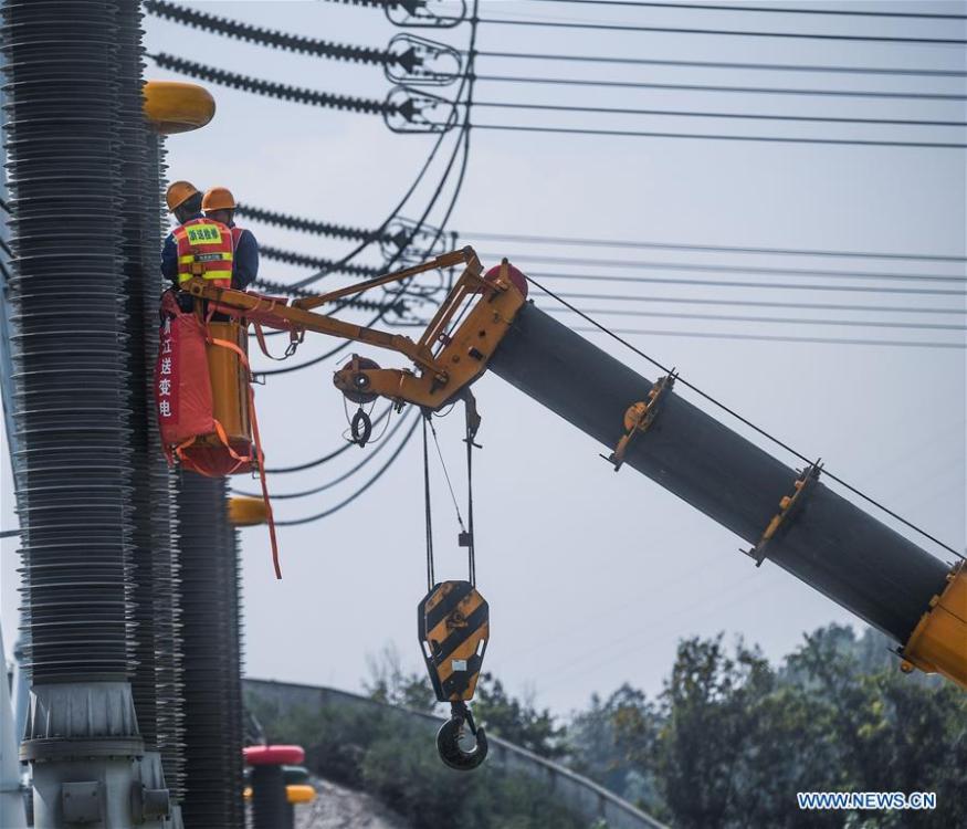 Workers maintain a convertor station in Shaoxing, east China\'s Zhejiang Province, Oct. 4, 2018. People from various sectors stick to their posts during the National Day holiday. (Xinhua/Xu Yu)